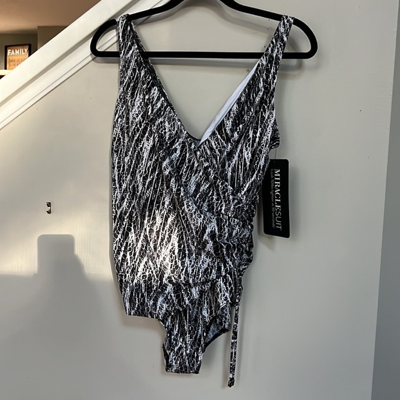 Miraclesuit
Chevron Python Eclat One Piece Swimsuit - Picture 6 of 15
